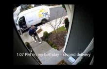 Kobieta kradnie przesyłkę spod samych drzwi!