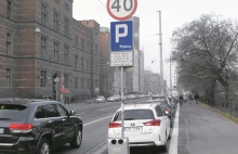 We Wrocławiu likwidują miejsca parkingowe, znów skorzysta prywatna firma.