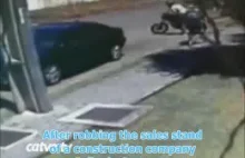 Huzia na złodzieja - ofiara taranuje bandytów na motorze