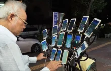 70-latek z Tajwanu łapie Pokemony. Gra na 15 telefonach jednocześnie -...