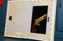 Pozłacany pistolet znaleziony w książce podarowanej bibliotece