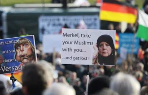 "Merkel musi odejść" Demonstracje przeciwko przyjmowaniu uchodźców