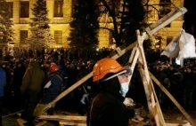 Ukraińscy protestujący budują gigantyczną katapultę do walki z policją.