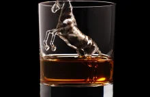 Lodowe rzeźby 3D w szklance z whisky