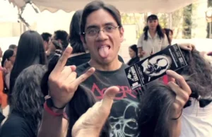 Włosy fanów metalu posłużą jako peruki dla dzieci które przeszły chemioterapię.