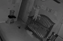 "Opętane" dziecko balansuje na barierce łóżeczka. Niepokojące nagranie...