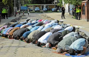 Muzułmanie modlili się w asyście Policji na ulicy w Warszawie.