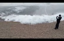Tak brzmi zamarzające jezioro Bajkał w Rosji (Ледяная волна