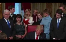 Syn Trumpa podczas inauguracji swojego ojca! Co on robi?