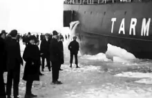 Helsinki 1920r. ludzie podziwiają jak lodołamacz łamie lód