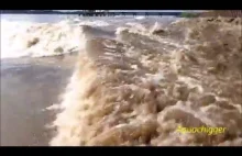 Mini tsunami na brzegu wywołane przepływającym statkiem towarowym nieopodal