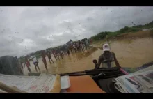 Tak wygląda przejazd przez przejście graniczne DR Konga - Angola
