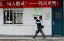 Chiński nastolatek nosi niepełnosprawnego kolegę na plecach do szkoły