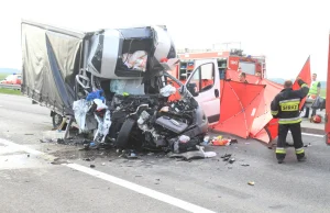 Śmiertelny wypadek na A4. Bus wbił się w ciężarówkę