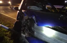 Fuks stulecia! Auto przebite na wylot barierą jak rożnem a kierowca cały!