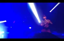 Raper Logic wykonuje swój utwór z fanem podczas koncertu!