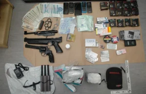 Broń, narkotyki, pieniądze, skrytki na Krętej w Świdnicy