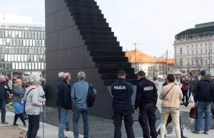 Czterech policjantów na stałe pilnuje pomnika smoleńskiego w Warszawie