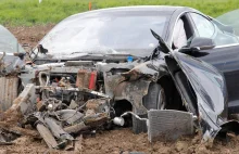 18 latek rozbił Teslę Model S i przeleciał w powietrzu 25 m. Cała 5-tka przeżyła