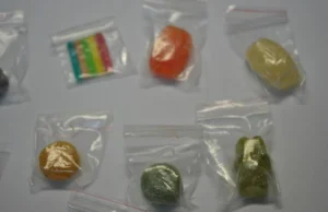 Pracownicy poczty zjedli żelki z LSD :DDDDD