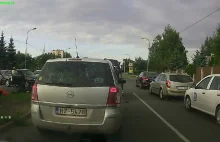 Samochód wymusza pierwszeństwo na motocykliście.