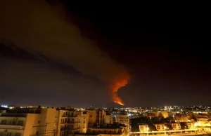 Erupcja wulkanu Etna na Sycylii.