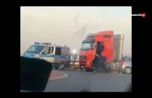 Policja zatrzymuje agresywnego kierowcę ciężarówki.