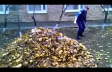 Policjant z Rosji pozbywa się zalegających liści