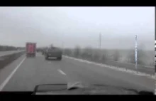 Duża kolumna rosyjskich pojazdów opancerzonych na Krymie jadąca w stronę Ukrainy