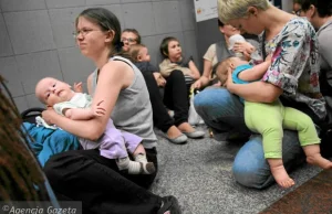 'Karmiące Cyce na Ulice' - dziwny flash mob pod pomnikiem papieża