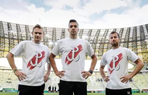 Facebook usunął zdjęcie piłkarzy w koszulce z symbolem „Polski Walczącej”!
