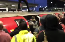 Londyn: podróżni zrzucają protestujących z dachu pociągu