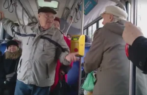 Zirytowany tłum wyrzucił starszego pana z autobusu. Osoba starsza miała 90 lat.