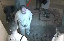 Skatowali mężczyznę w centrum Warszawy. Tak wyglądają bandyci