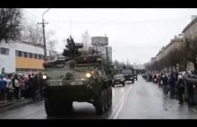 Amerykańskie wojsko na paradzie w Narwie (Estonia) przy granicy z Rosją