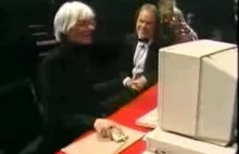 Andy Warhol na premierze Amigi bawi się w malarza.