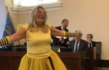 W stroju pszczoły przyszła na sesję rady miasta