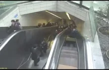 Czlowiek wpada w ruchome schody