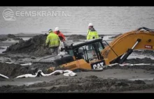 Próba ratowania koparki wciągniętej przez piasek