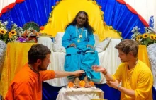 Z czego wynika to, że guru jest uznawany za boga?