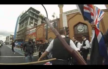 Muzułmanie brutalnie atakują Brytyjczyków podczas protestu