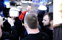 VIDEO] Marsz przeciw imigrantom: Policjanci bili pałką po głowie, bez...