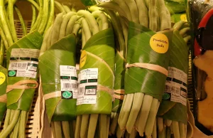 Liście bananowca zamiast plastiku. Tak produkty sprzedaje sklep w Tajlandii