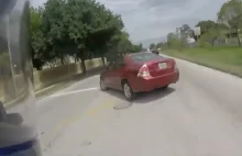 Szalony drogowy szeryf próbuje kilkukrotnie zepchnąć motocyklistę