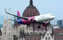 Airbus A-321 linii WizzAir przelatuje nisko nad rzeką Dunaj w Budapeszcie.