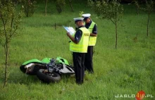 Pościg za motocyklistą na krajowej 28. Mężczyzna zmarł po operacji.