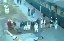 Muzłumańskie modły na stacji kolejowej