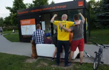 Mieszkańcy strollowali Orange, który postawił im klocka na trawniku [WIDEO]