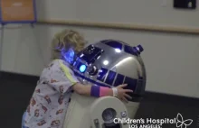 Luke Skywalker i R2-D2 z wizytą niespodzianką w dziecięcym szpitalu [EN]