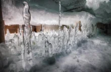 Grota lodu w środku historycznej chłodni w Chicago